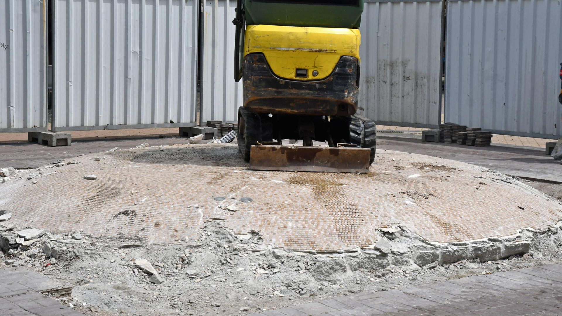 Седем години след поставянето на злополучния фонтан в пешеходната част