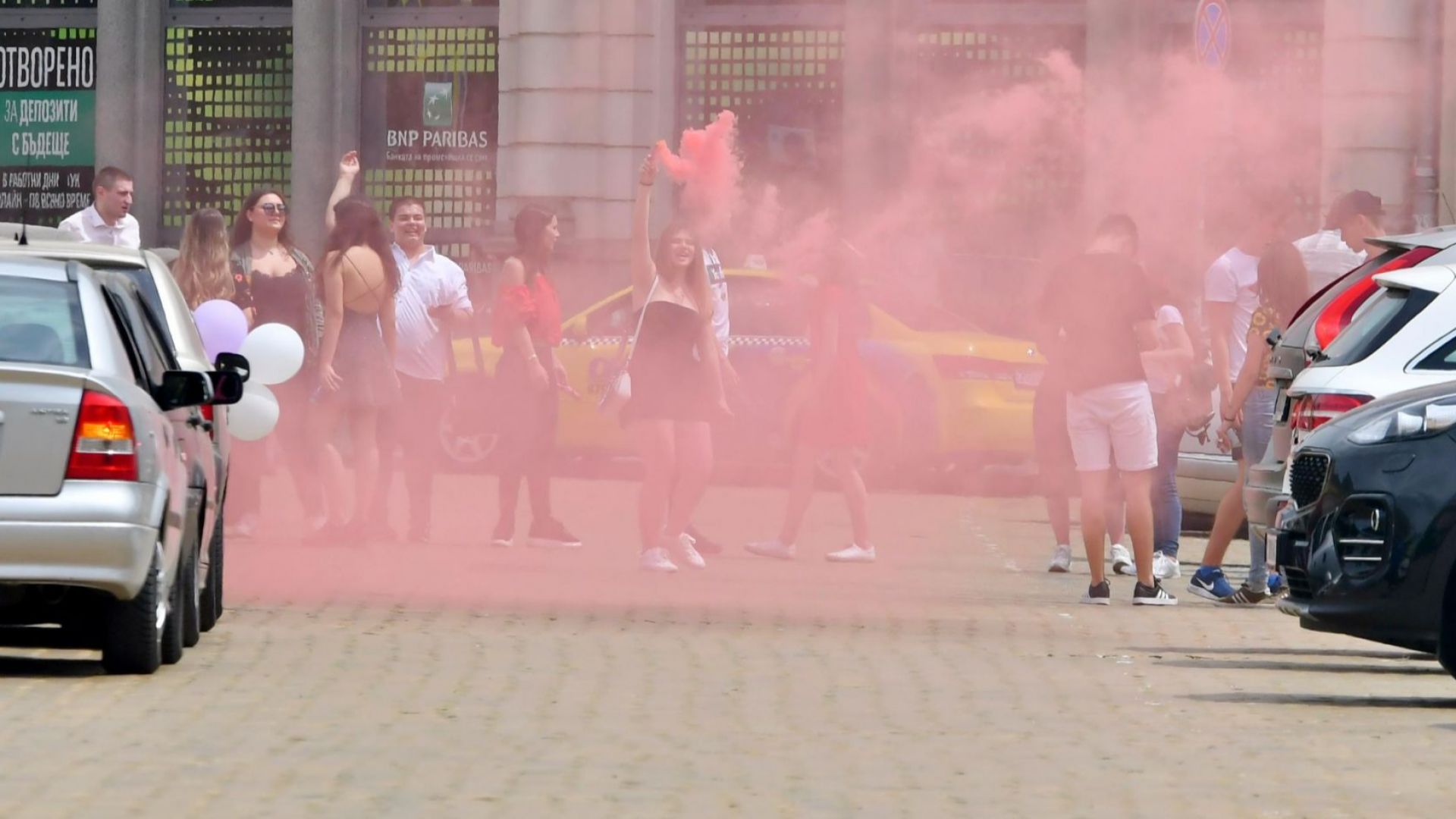 Служители на общинска полиция в София глобиха празнуващи абитуриенти за