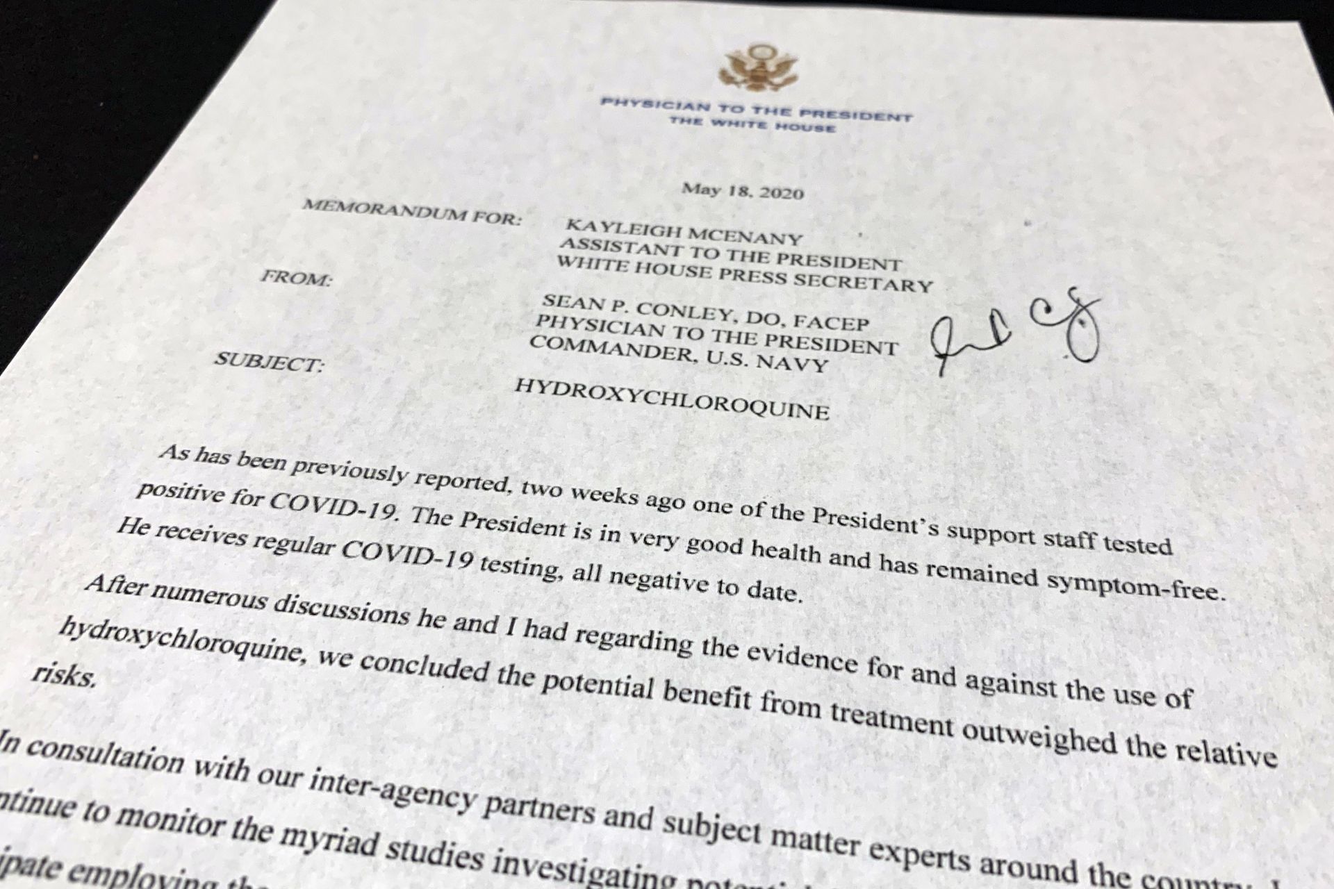 Писмото на лекаря от Белия дом Шон Конли до прессекретаря на Белия дом Кейли Макенъни за президента Доналд Тръмп, който приема хидроксихлорохин