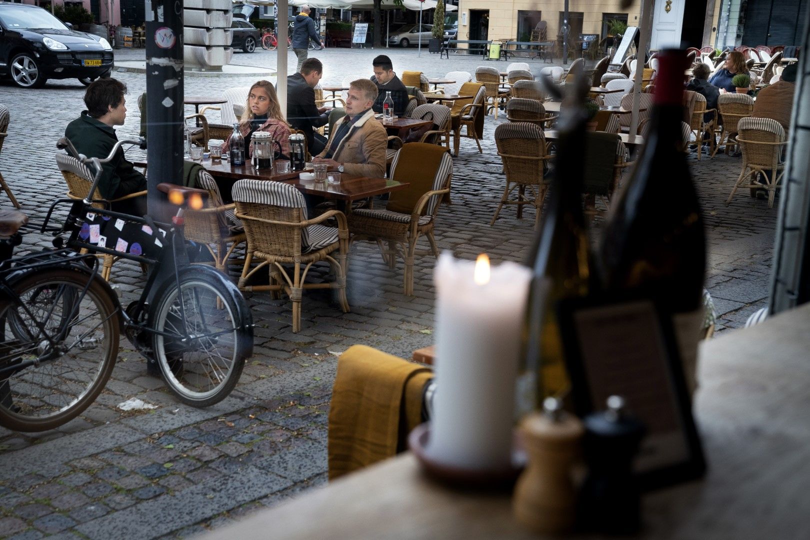 Заведенията и ресторантите в Дания (на снимката в Копенхаген) отвориха терасите си за клиенти от 18 май