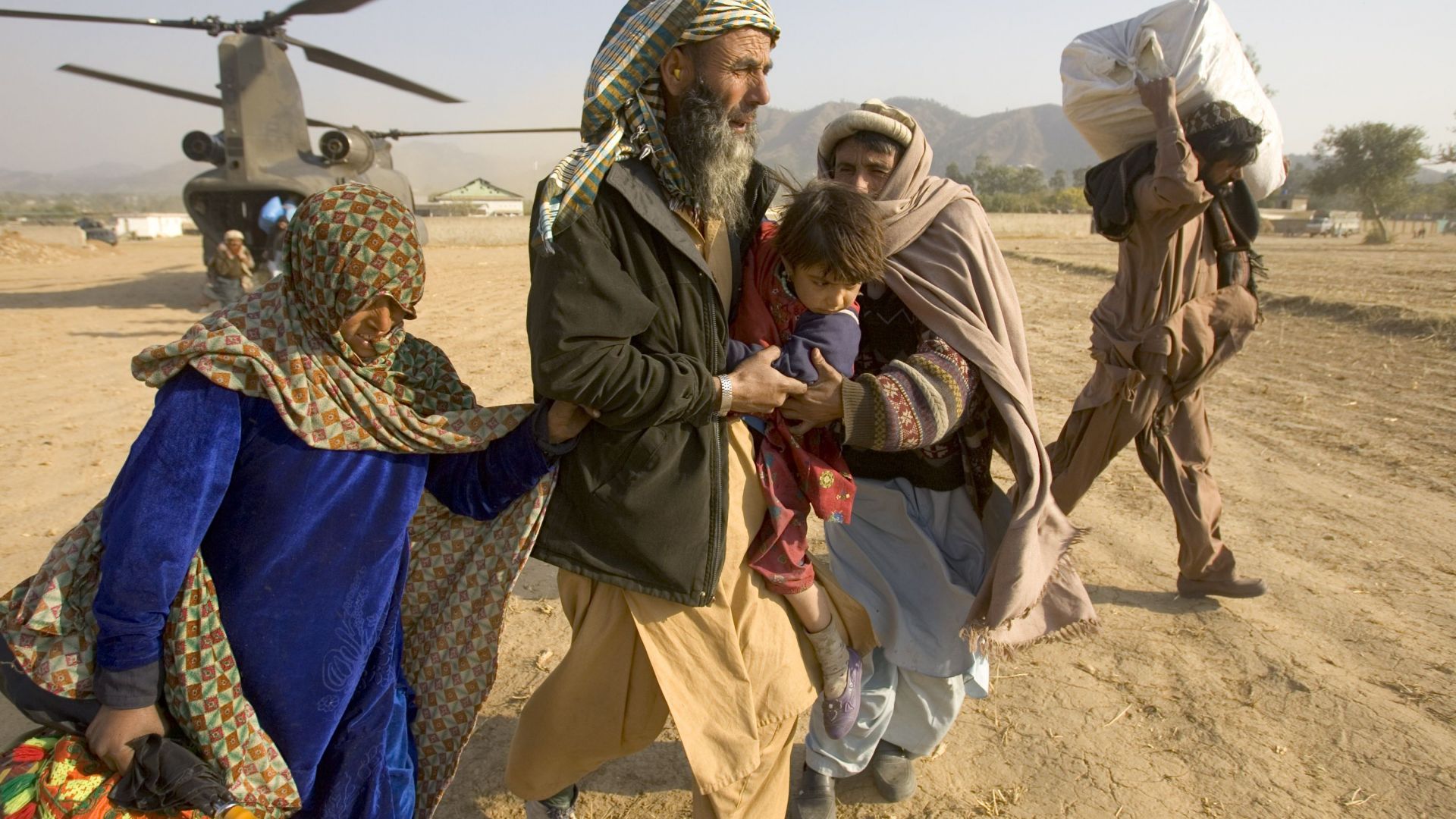 Властите в Индия и Бангладеш евакуират общо около 2 милиона