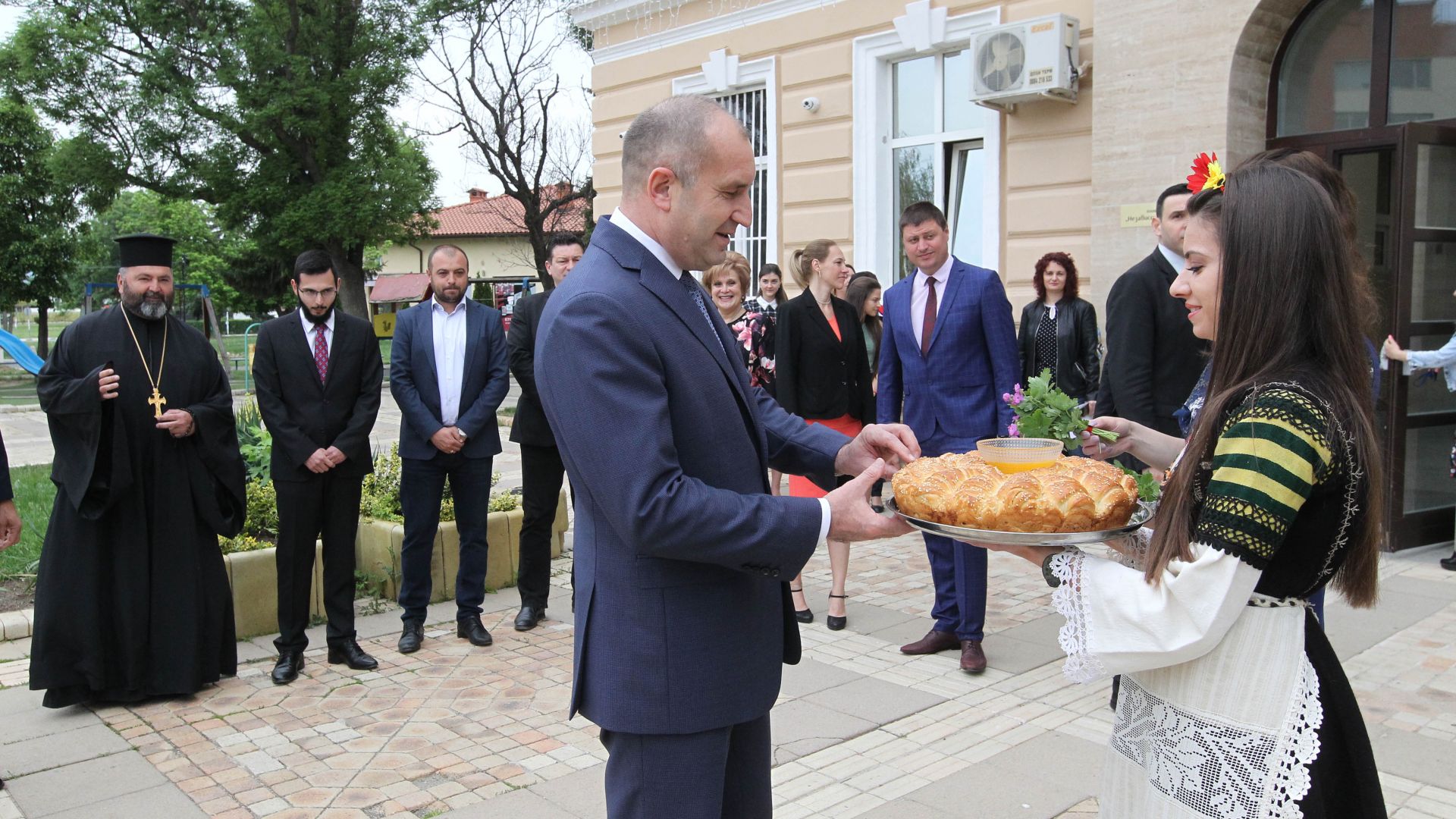Президентът Румен Радев отново атакува премиера Бойко Борисов, като този