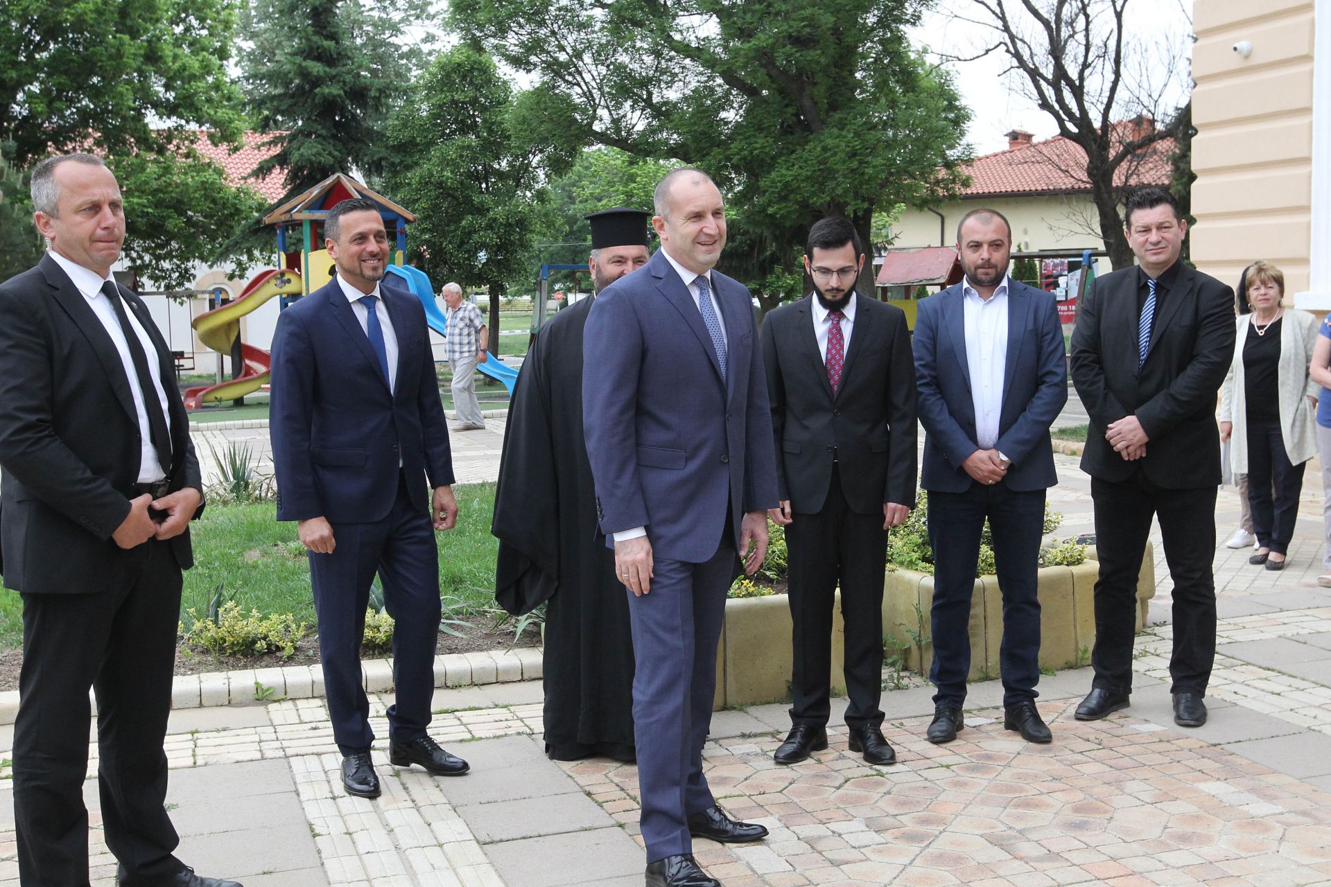 Кметът Ивайло Симеонов (зад него) посрещна президента
