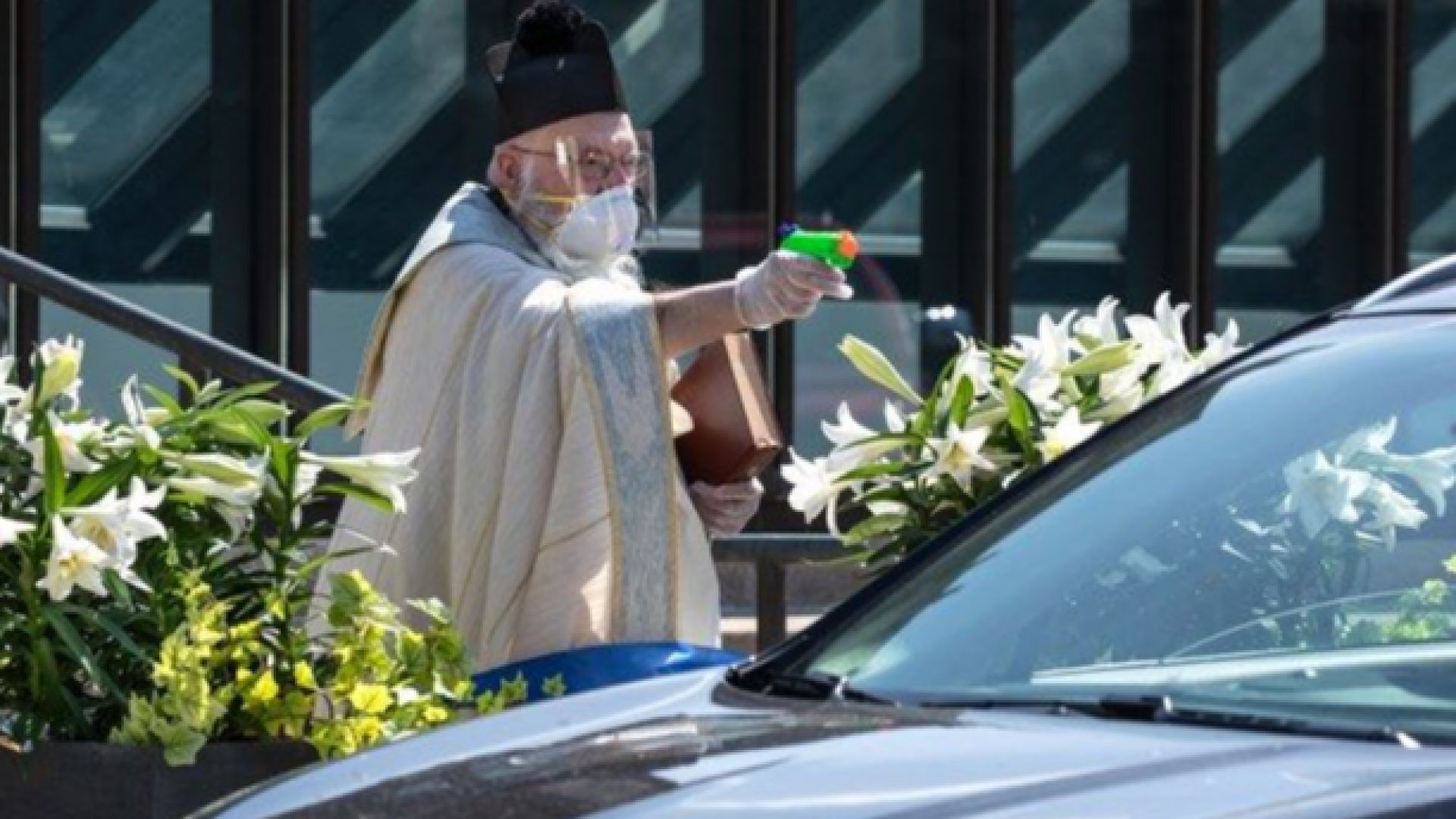 Свещеник в Детройт който пръска миряните със светена вода с