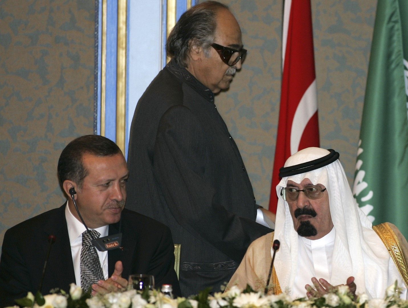 2006 г. Президентът на Турция Реджеп Тайип Ердоган (вляво) и кралят на Саудитска Арабия Абдулла (вдясно). Изправен в средата е саудитският бизнесмен милиардер Салех Абдула Камел