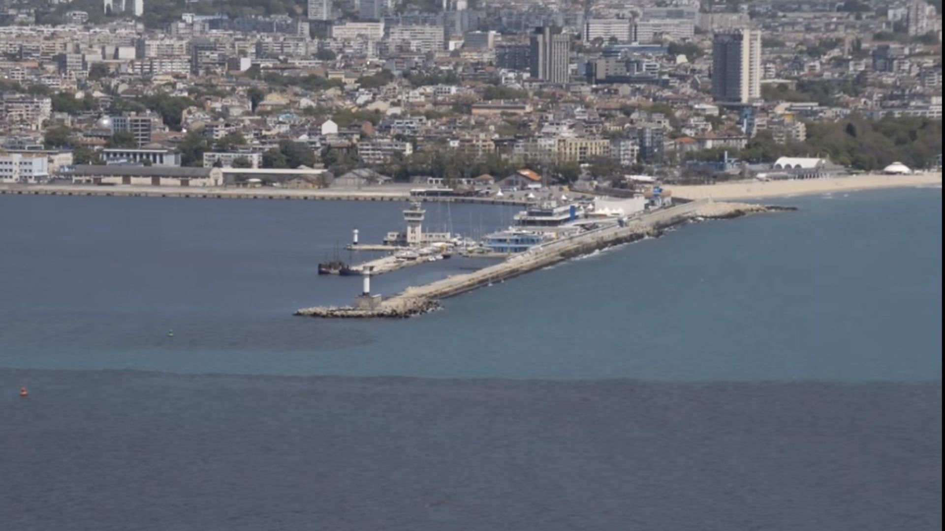Варненският залив и голяма част от морето край Варна почерняват
