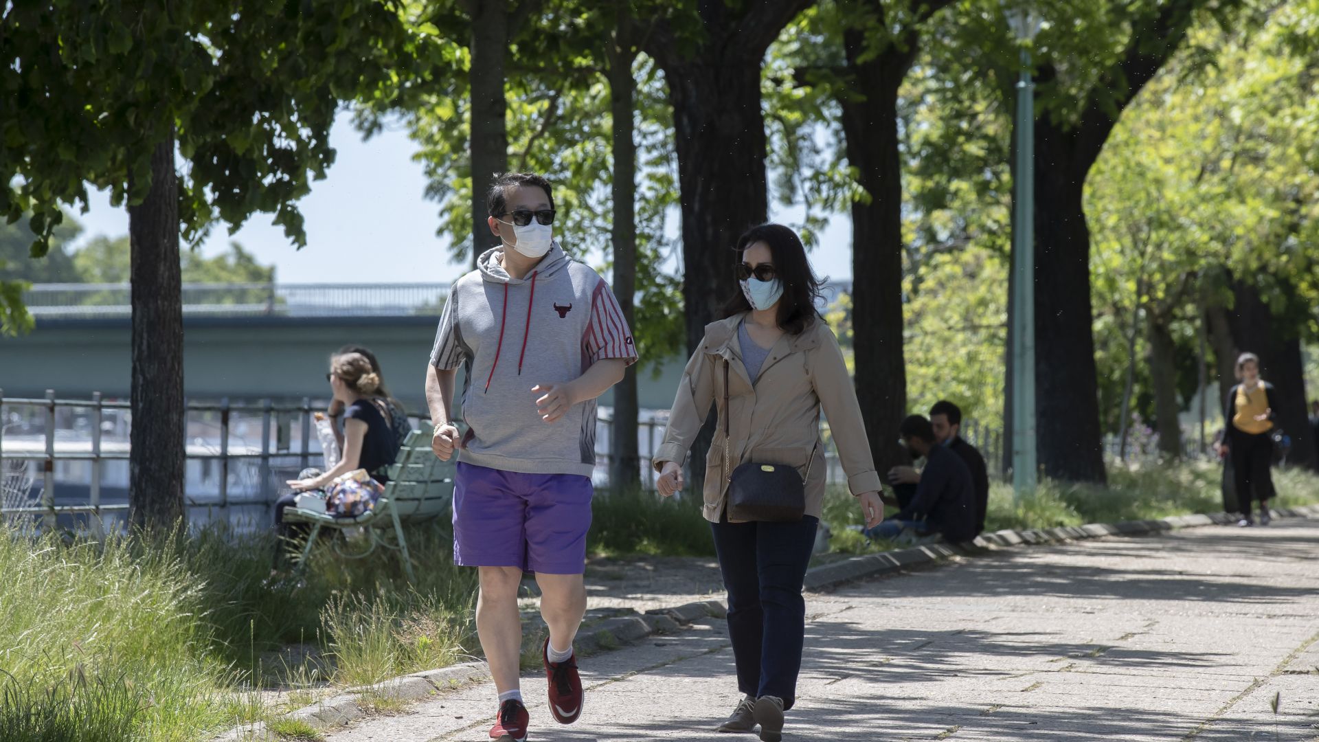 Хора които канят приятели в домовете си трябва да носят