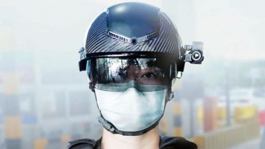 Полицаи сканират температурата на граждани с помощта на умни шлемове