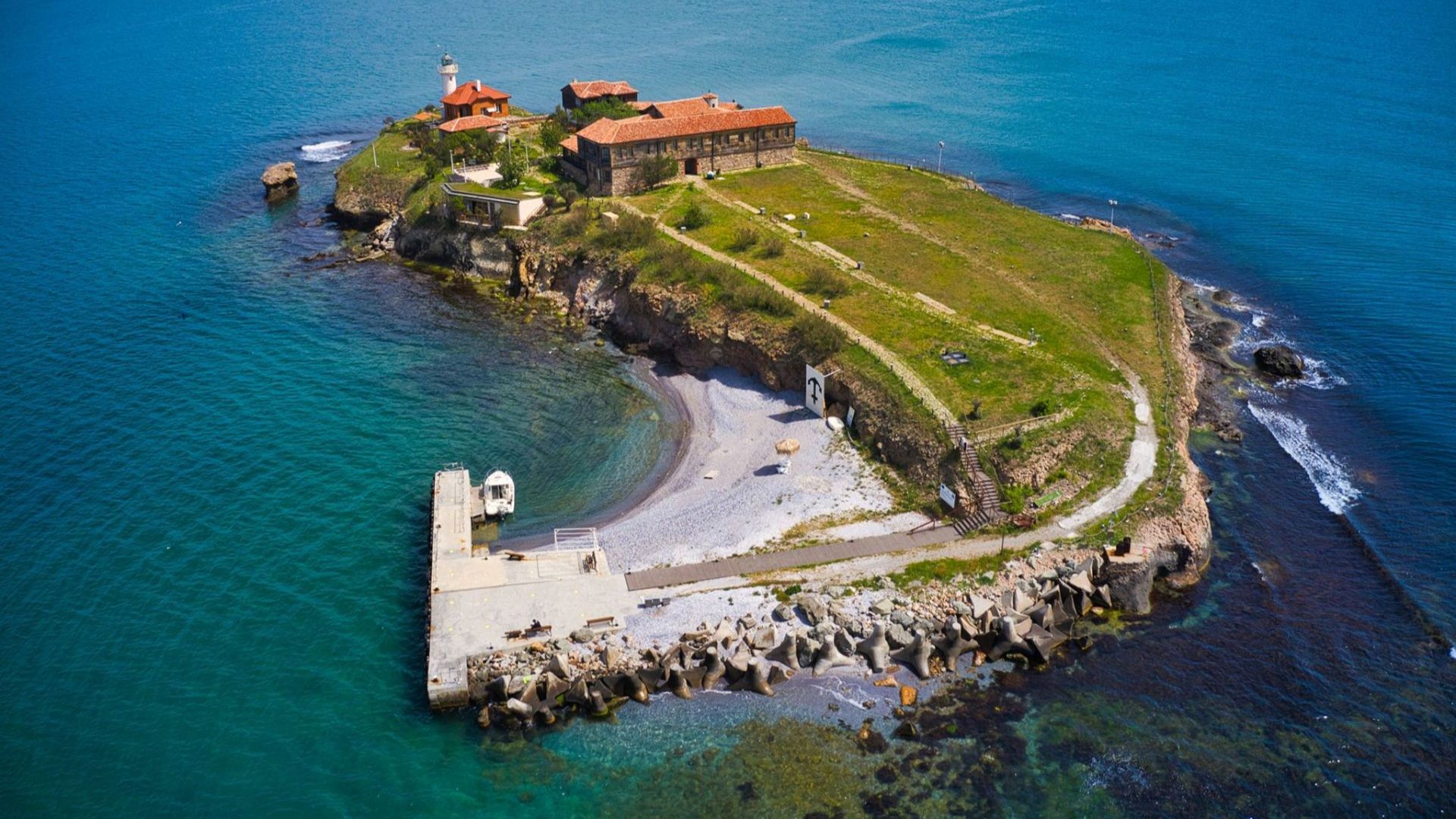 Остров Света Анастасия се готви за празника си на Голяма Богородица