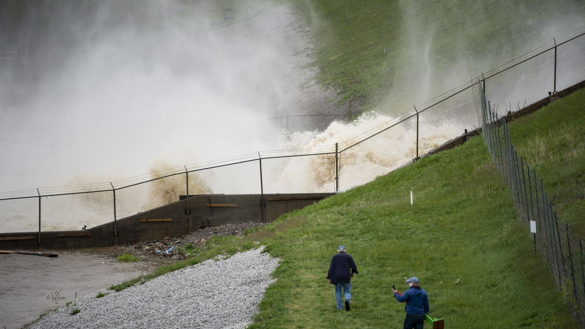 Евакуация в САЩ Скъсаха се стените на два язовира в