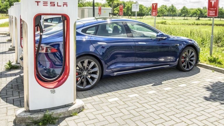 Електромобилите на Tesla ще могат да зареждат други коли