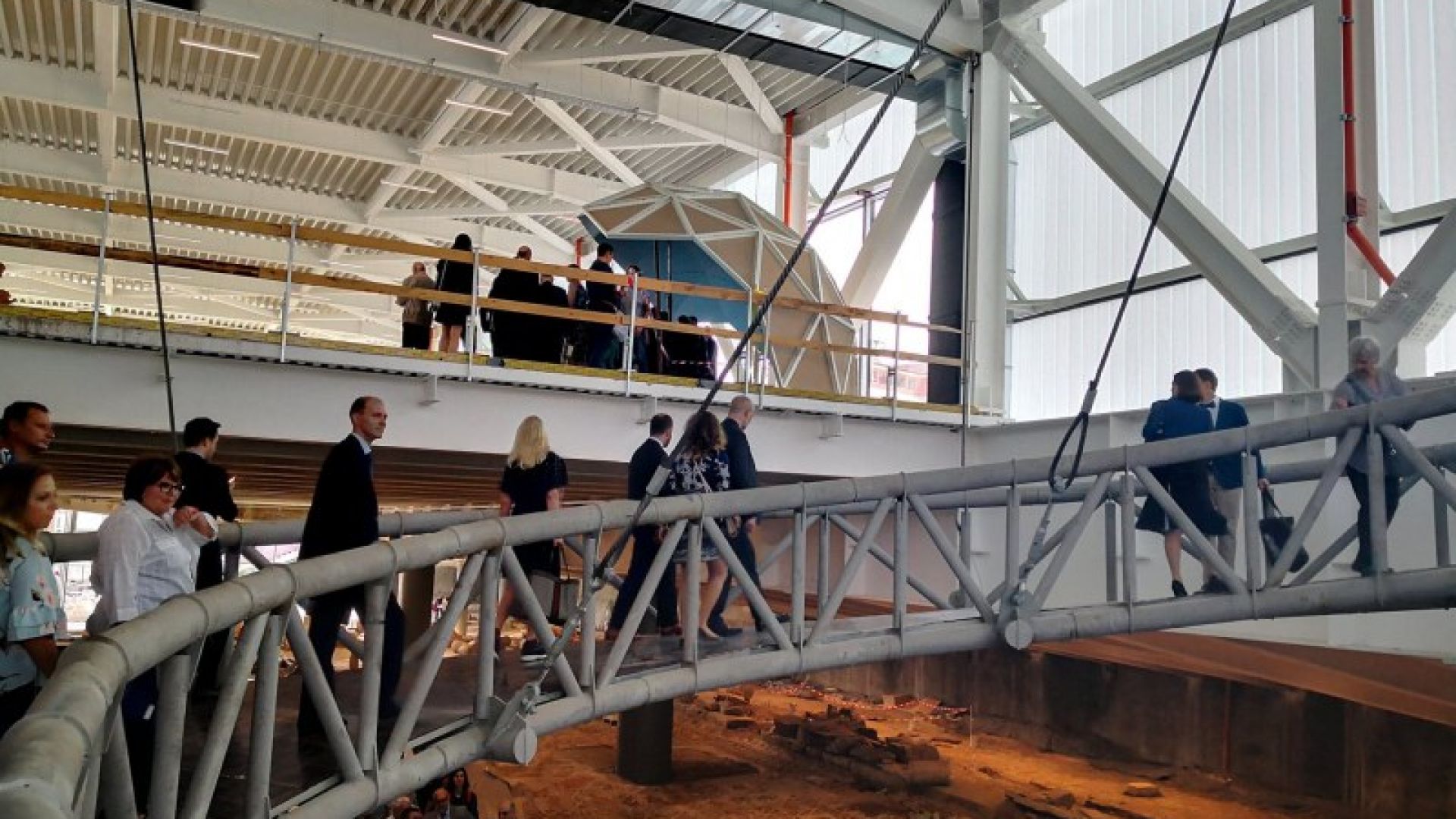 Няколко панела от окачения таван на Голямата базилика са се