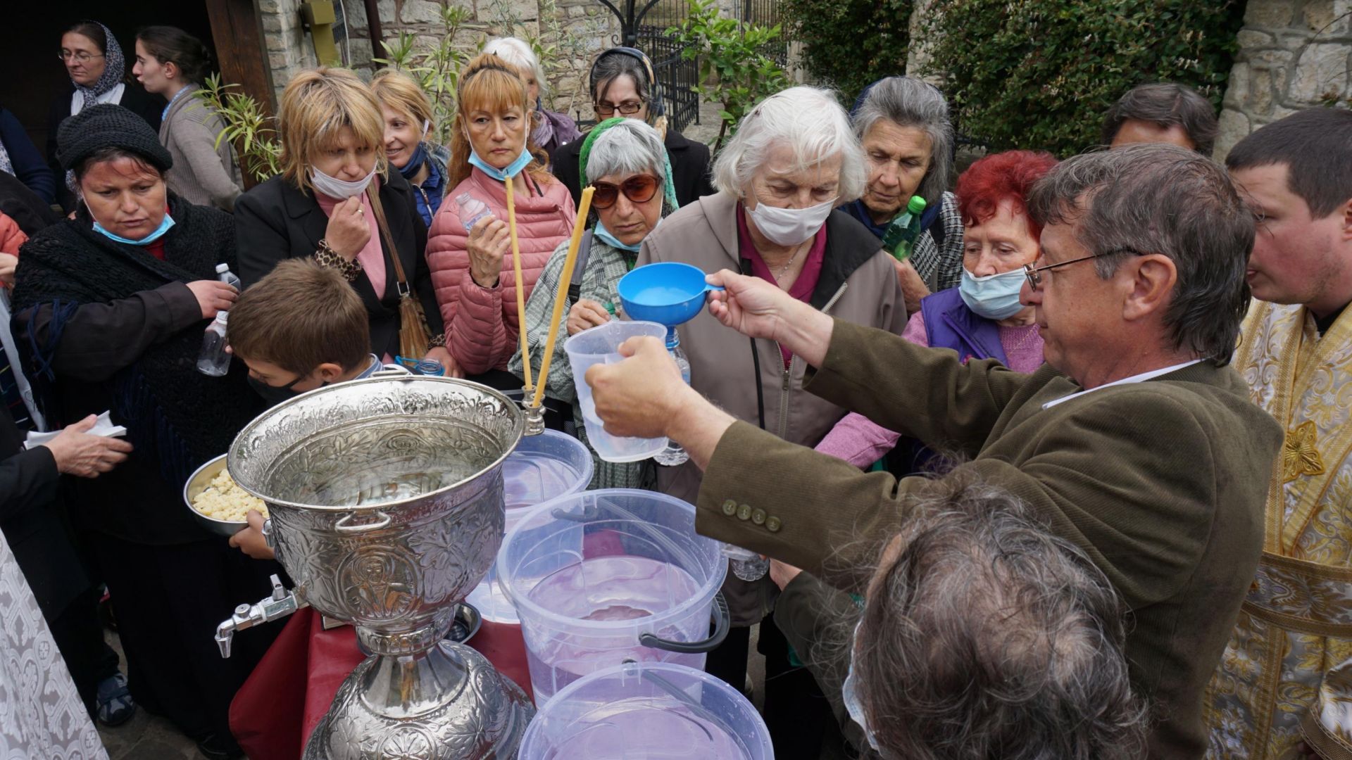 С традиционна литургия и водосвет в двора на манастира Св св