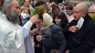 Литургия, водосвет и... блъсканица в манастира "Св. св. Константин и Елена" край Варна (снимки)