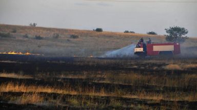 Пожар в стърнище затрудни движението по пътя София-Калотина