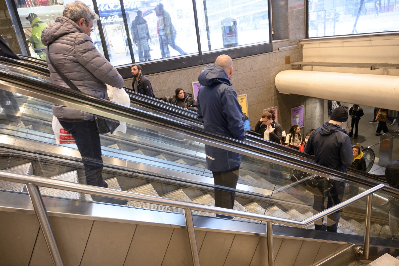 Посетителите на търговски център в Стокхолм спазват физическа дистанция, но никой не носи защитни маски