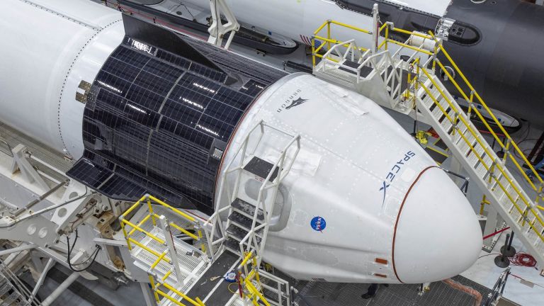 SpaceX започва редовни полети до МКС от октомври