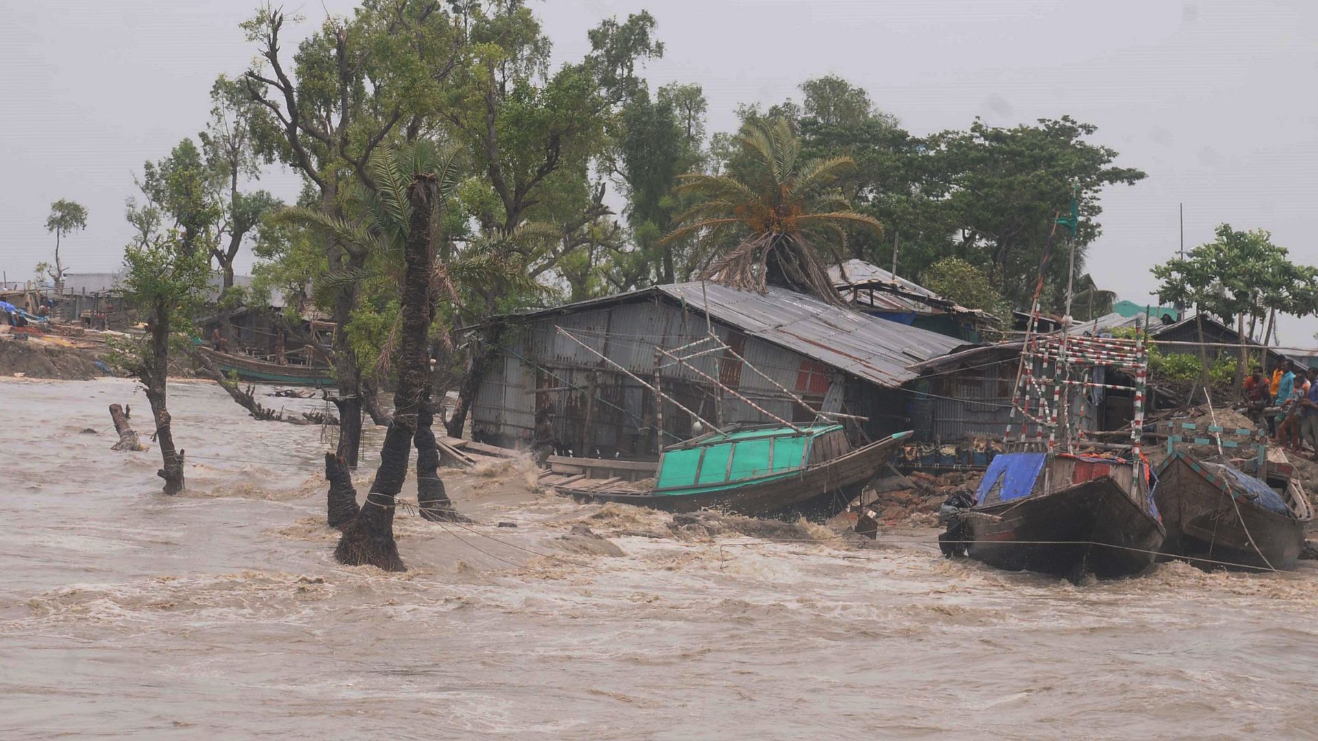 Циклонът Амфан отне живота на най малко 84 души в Индия