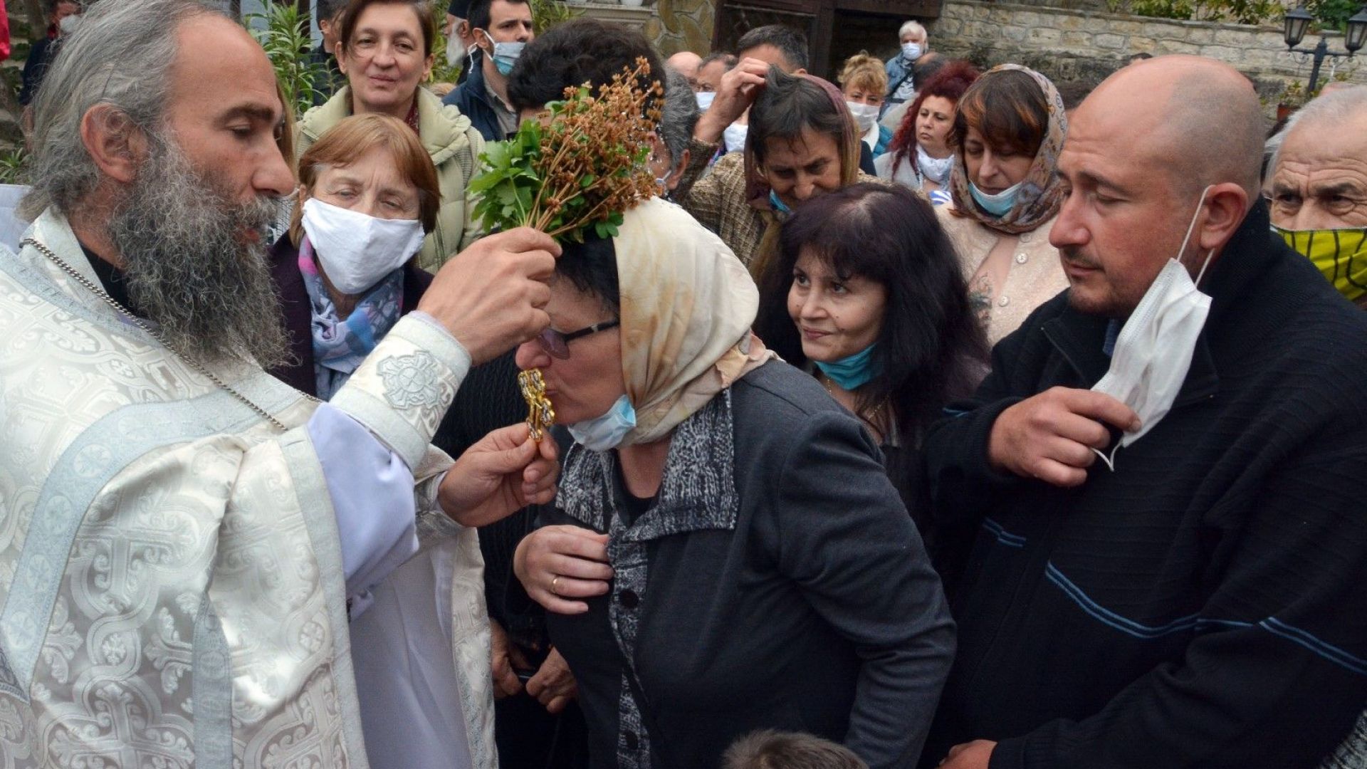 Все повече хора търсят помощ от църквата заради страх и