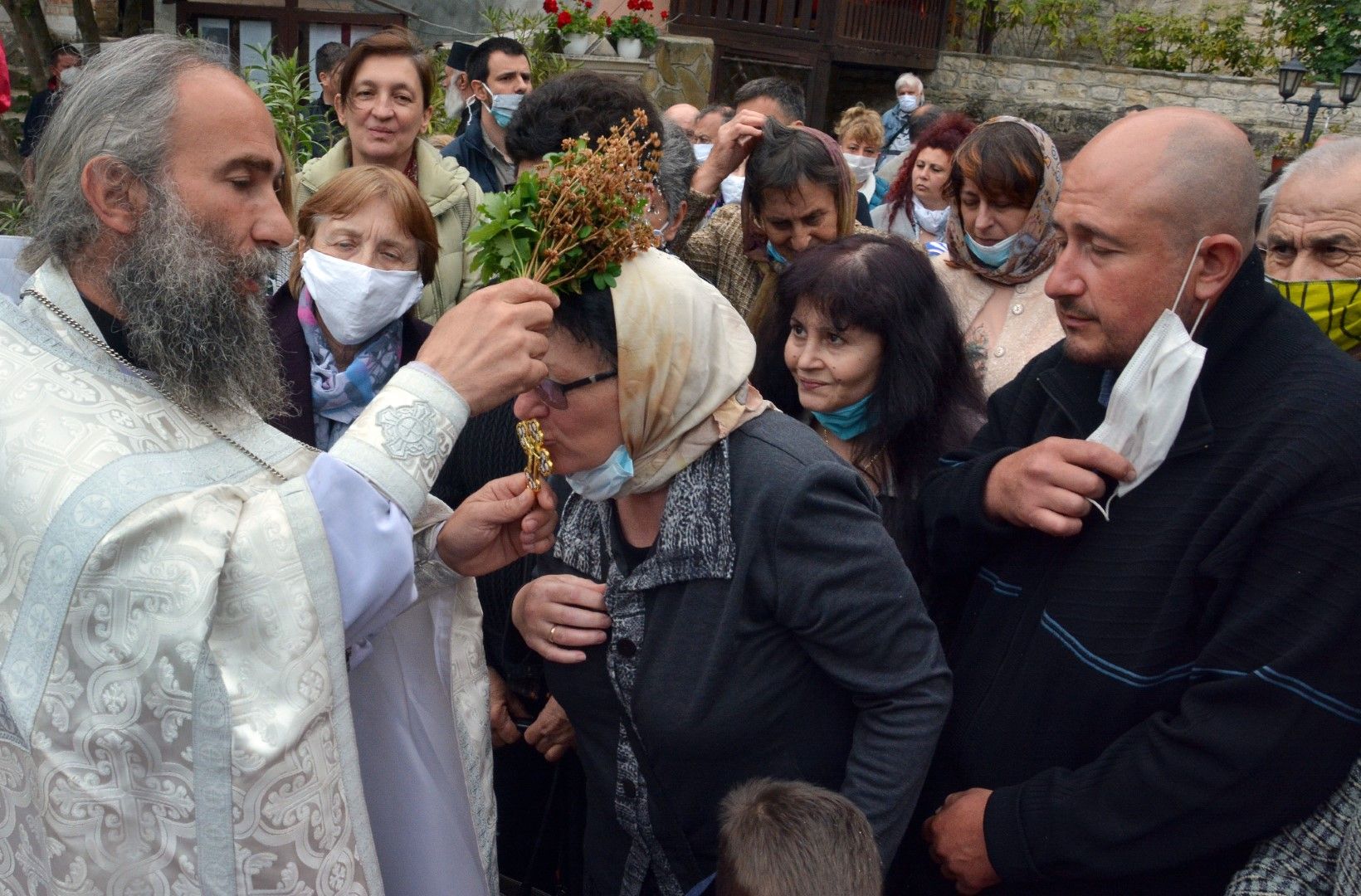Миряни се събраха в манастира "Св.св. Константин и Елена" в едноименния курорт за да почетат храмовия празник, 21 май