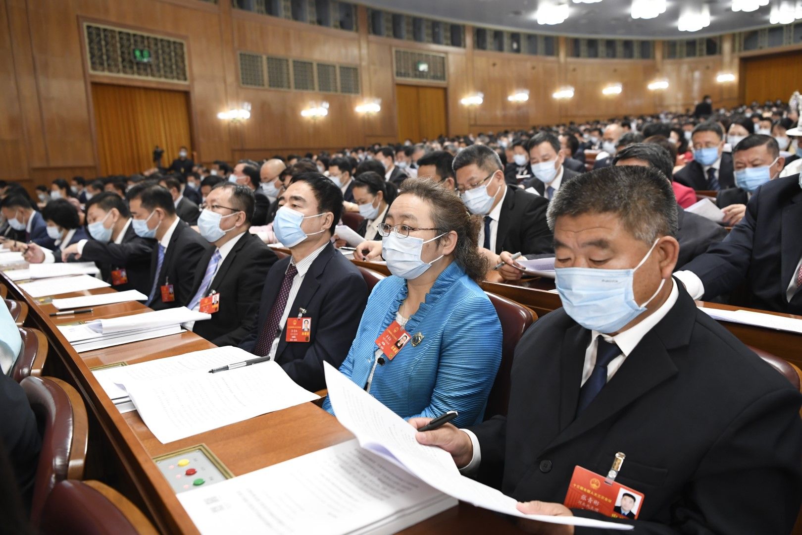 Делегатите на годишната парламентарна сесия в Пекин изслушаха докладана премиера Ли Къцян