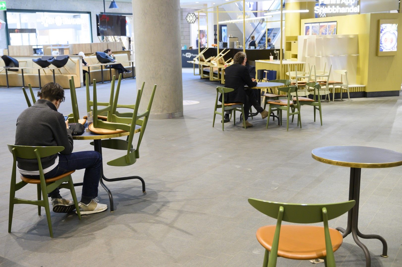 Дистанция между масите на заведение в търговски център в Стокхолм
