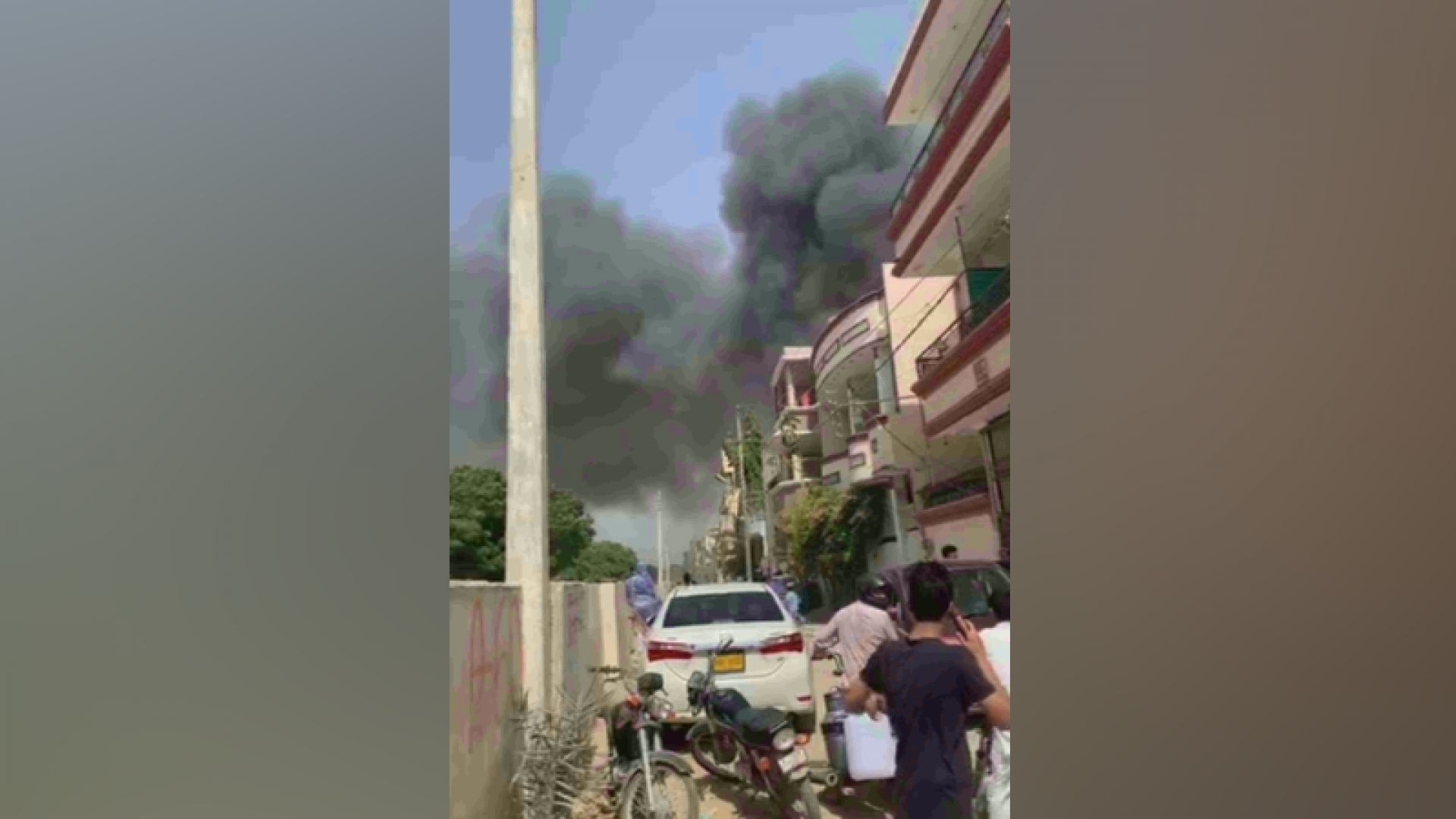 Самолет на Пакистанските международни авиолии се разби в квартал на