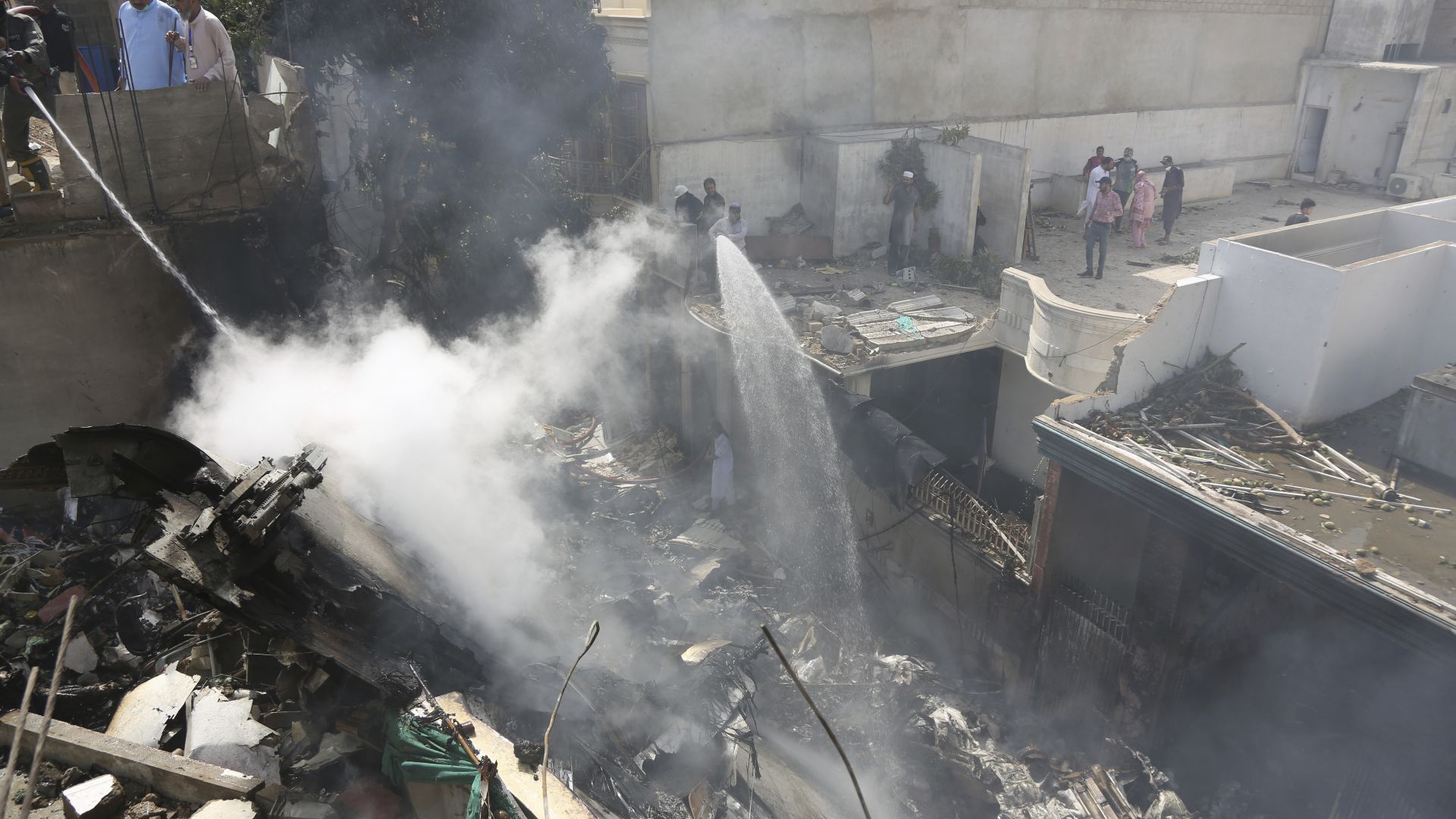 Пътнически самолет с над 100 души се разби в жилищен квартал на Карачи (снимки, видео)