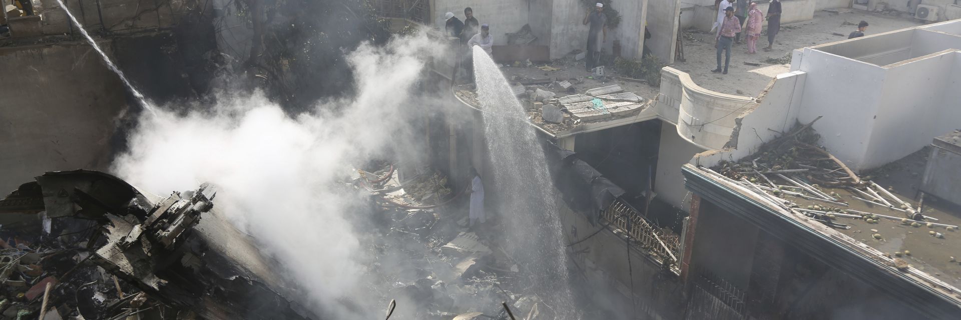 Пътнически самолет с над 100 души се разби в жилищен квартал на Карачи (снимки, видео)