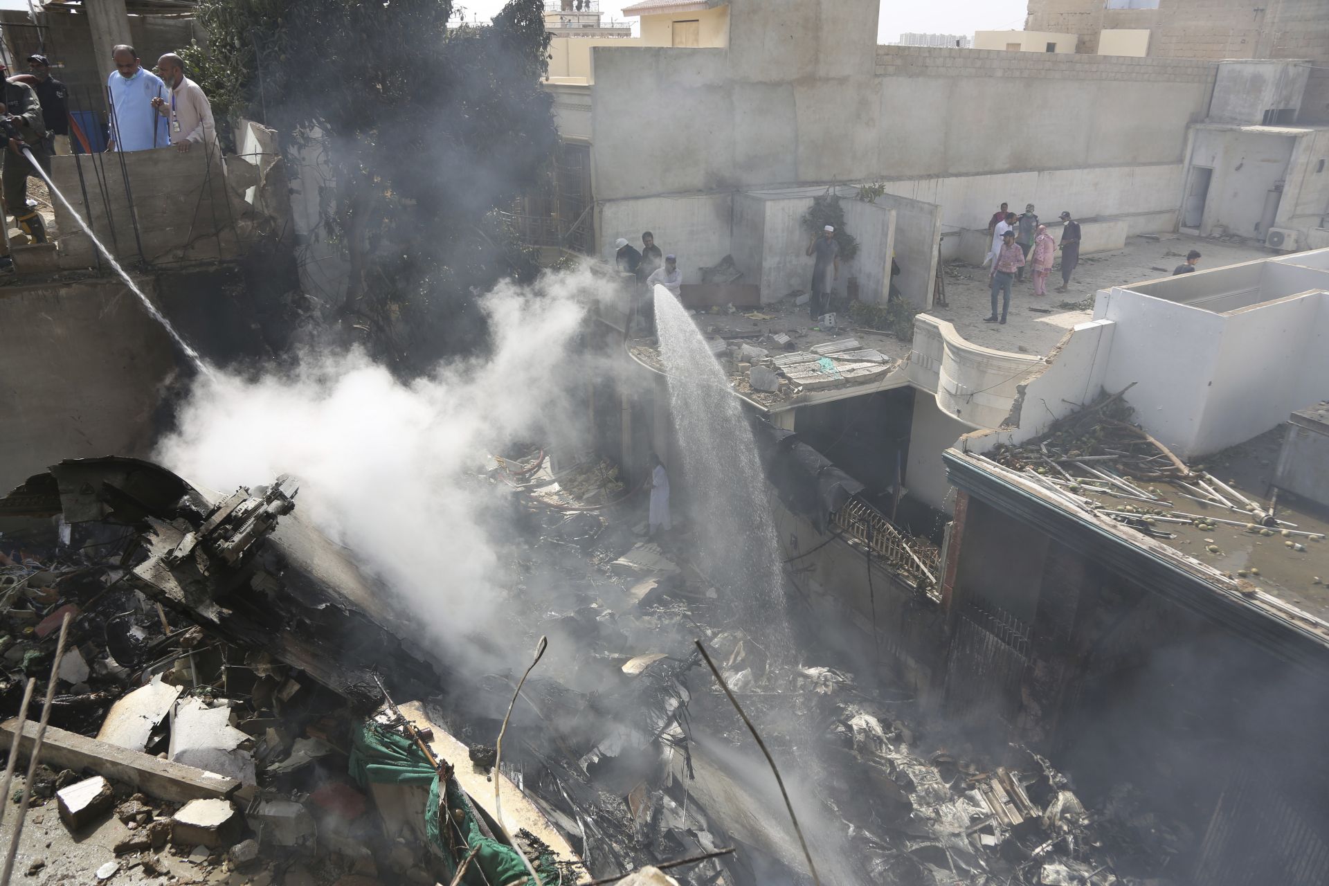Разрушения и хаос царят в Карачи след самолетната катастрофа