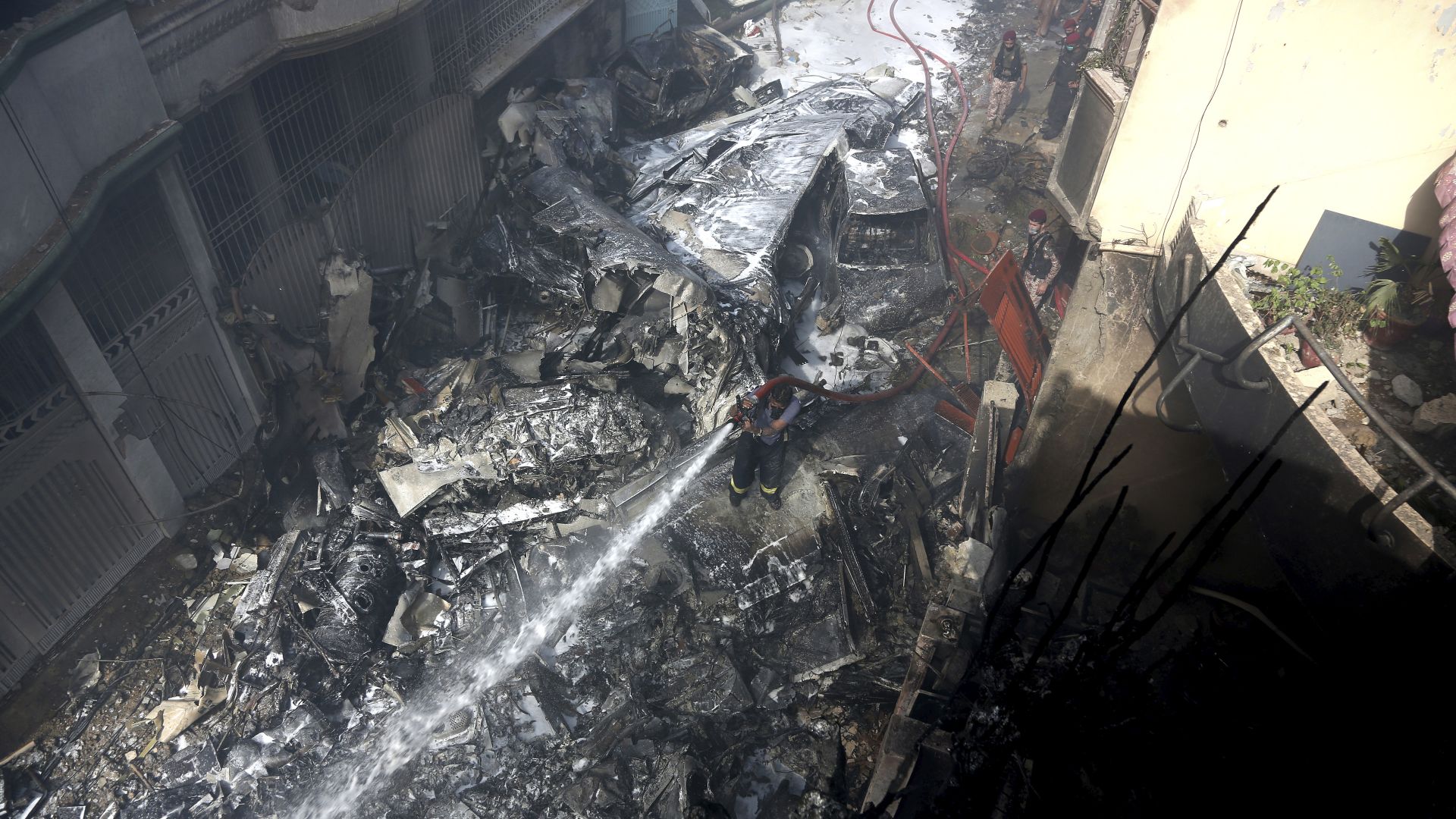 Най малко двама пътници са оцелели при катастрофата със самолета на