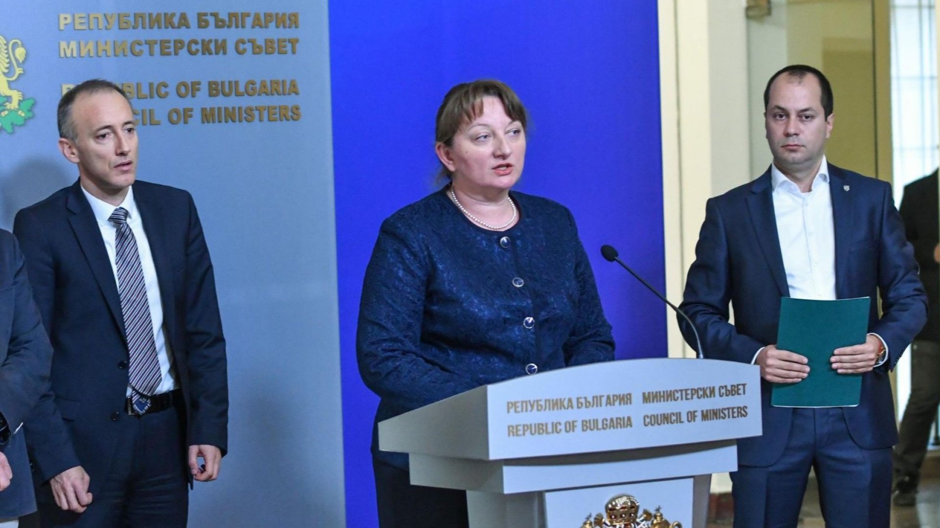 Министърът на труда и социалната политика Деница Сачева обвини лидера