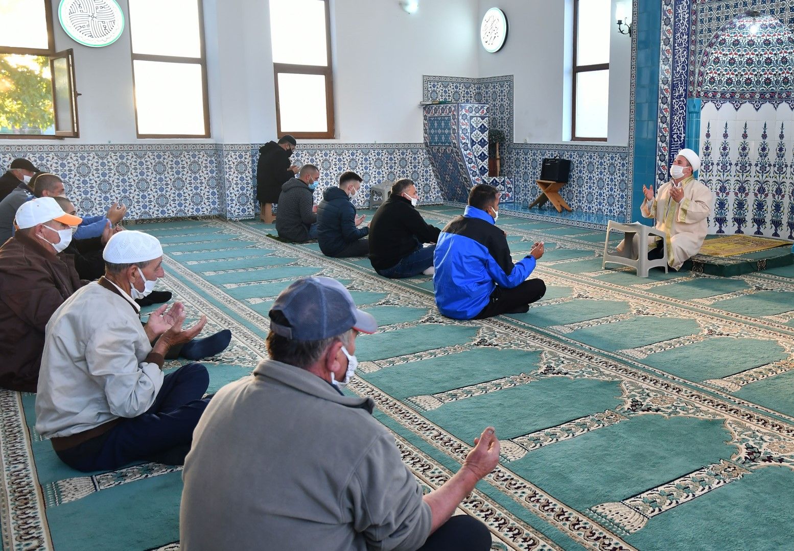 Със спазване на противоепидемичните мерки с празнична молитва-намаз в джамията "Хаджи Рюстем" започна тридневният празник за мюсюлманите - Рамазан Байрам