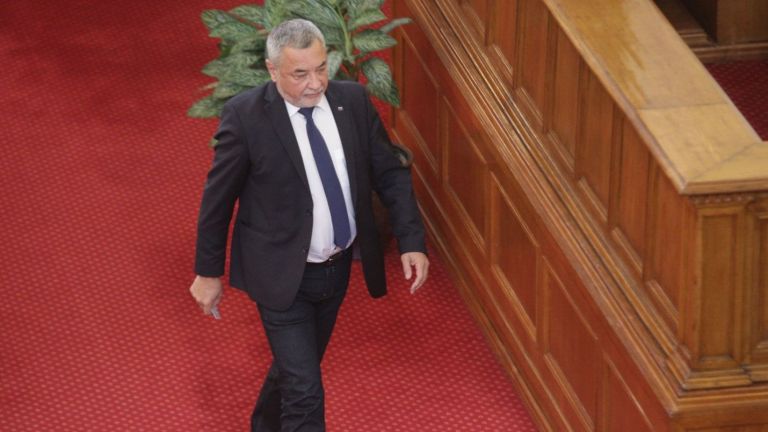 С първата възможна дата за изборите президентът Румен Радев бърза