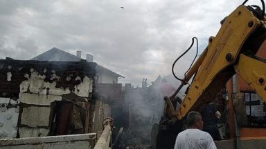 Голям пожар изпепели три къщи в Бобошево