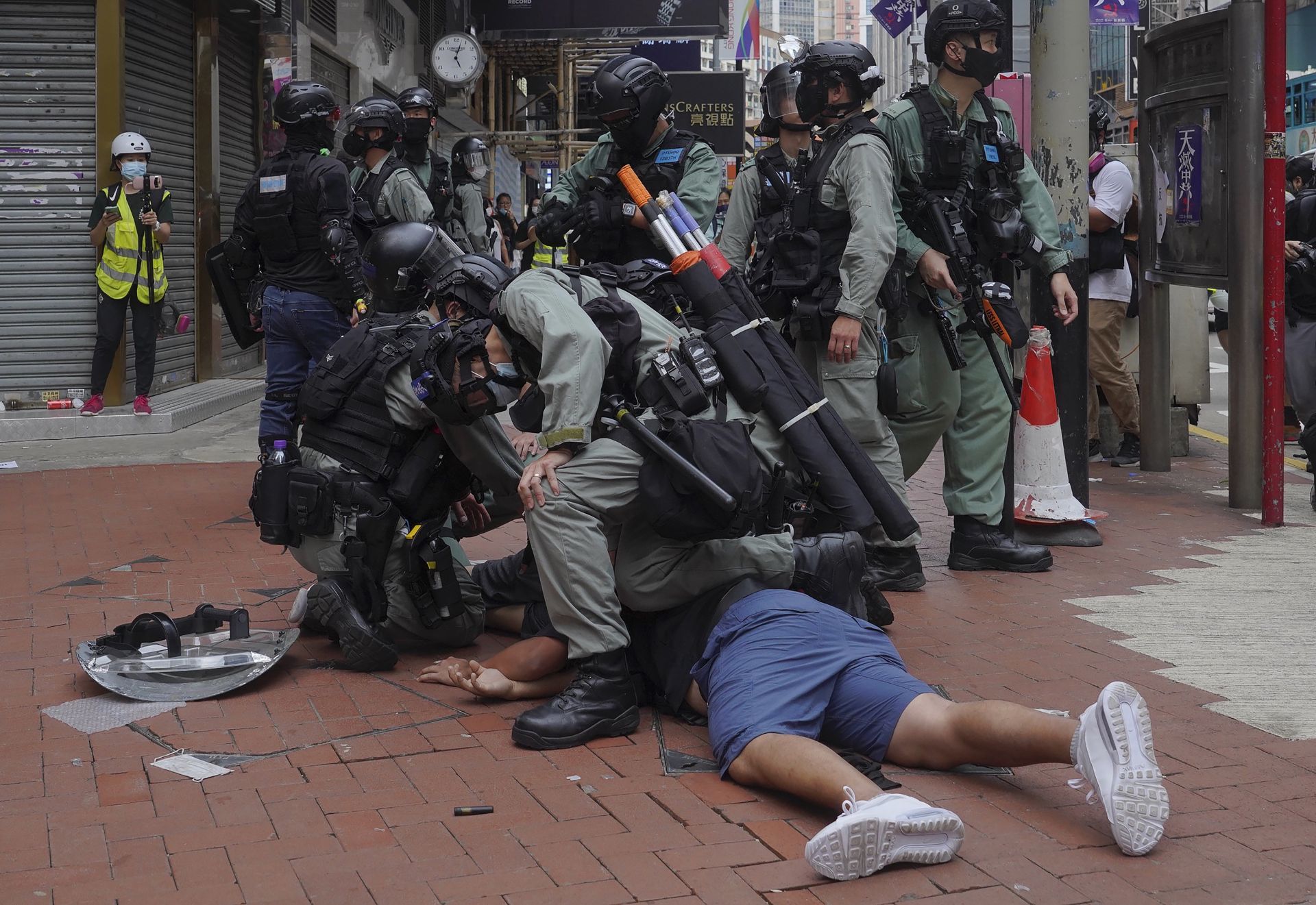 Безредици и поголовни арести по улиците на Хонконг Безредици и поголовни арести по улиците на Хонконг