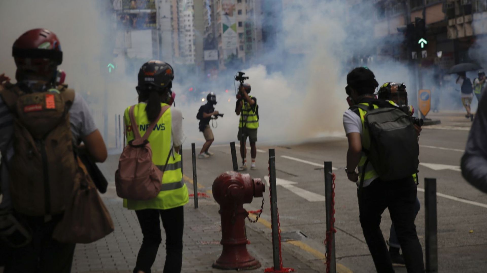 Безредици и поголовни арести по улиците на Хонконг, САЩ заплаши Китай (снимки)