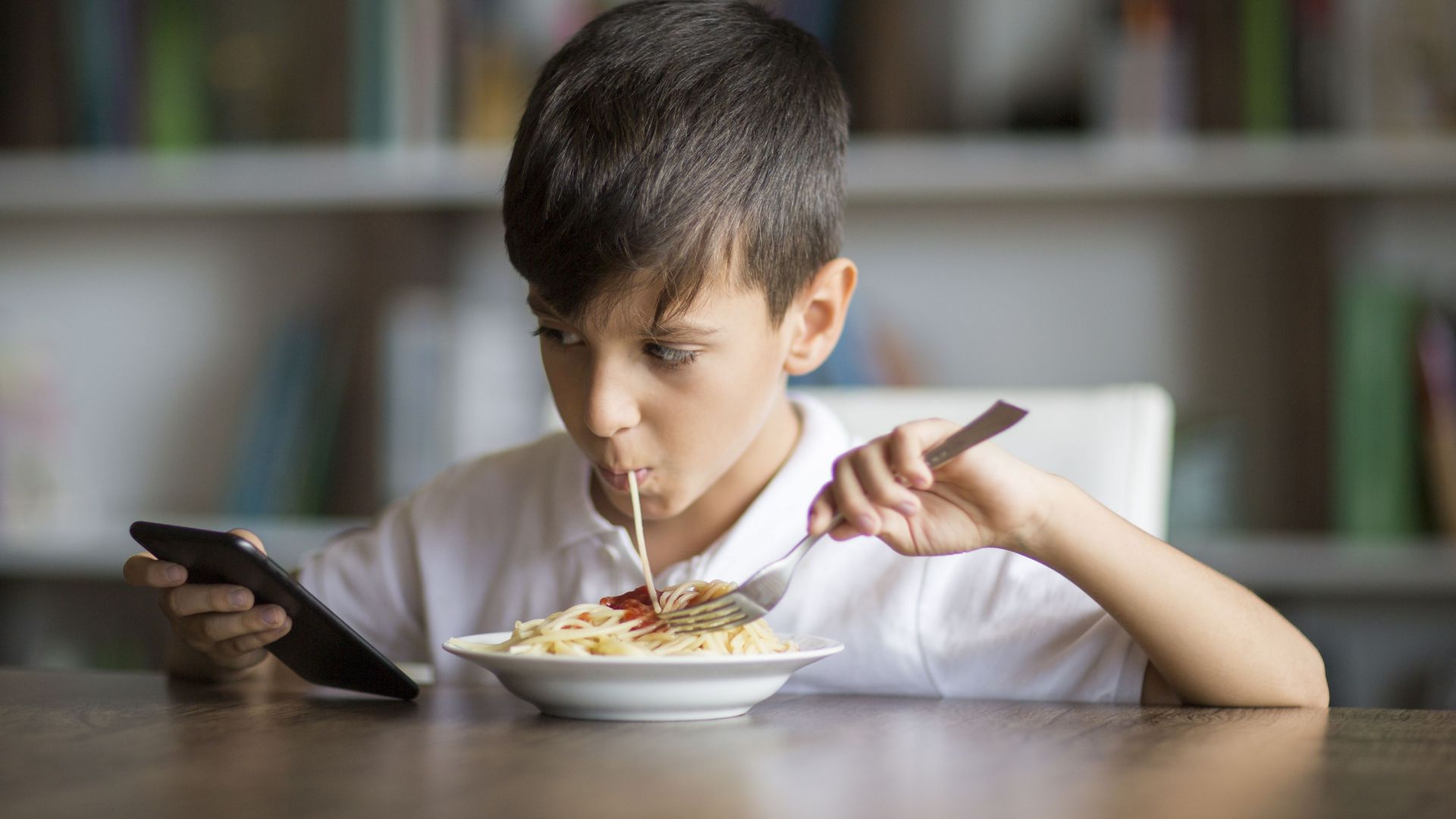 Трапезна маса спасява децата от мобилните телефони по време на хранене