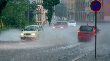 Гръмотевични бури на запад днес, горещо в края на седмицата