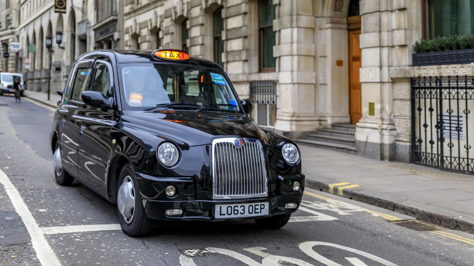 Таксиметров шофьор от Лондон почина в болница след като пътник