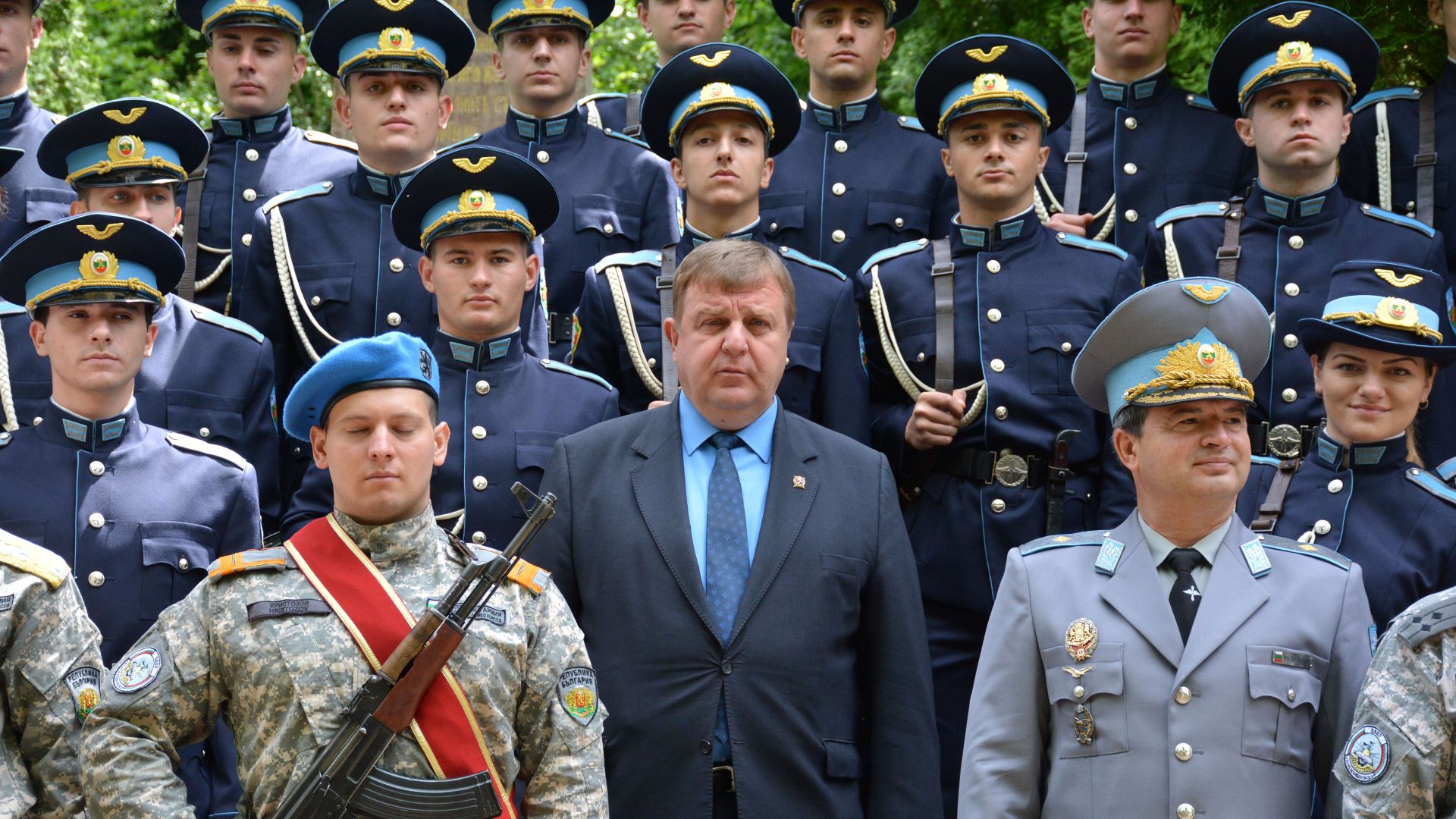 Каракачанов: Кризата няма да се отрази на бюджета за модернизация на армията