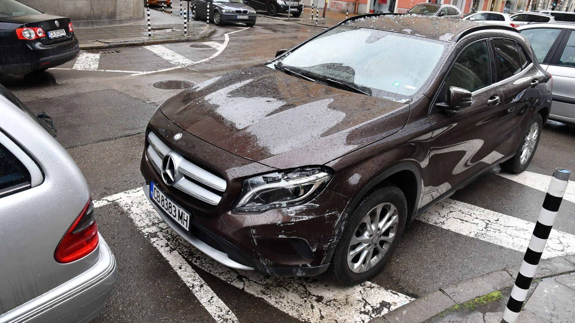 Джип Мерцедес се заби днес в магазин в центъра на