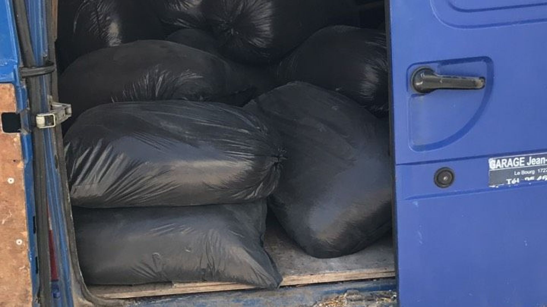 Иззеха половин тон тютюн без бандерол от Шекер махала в