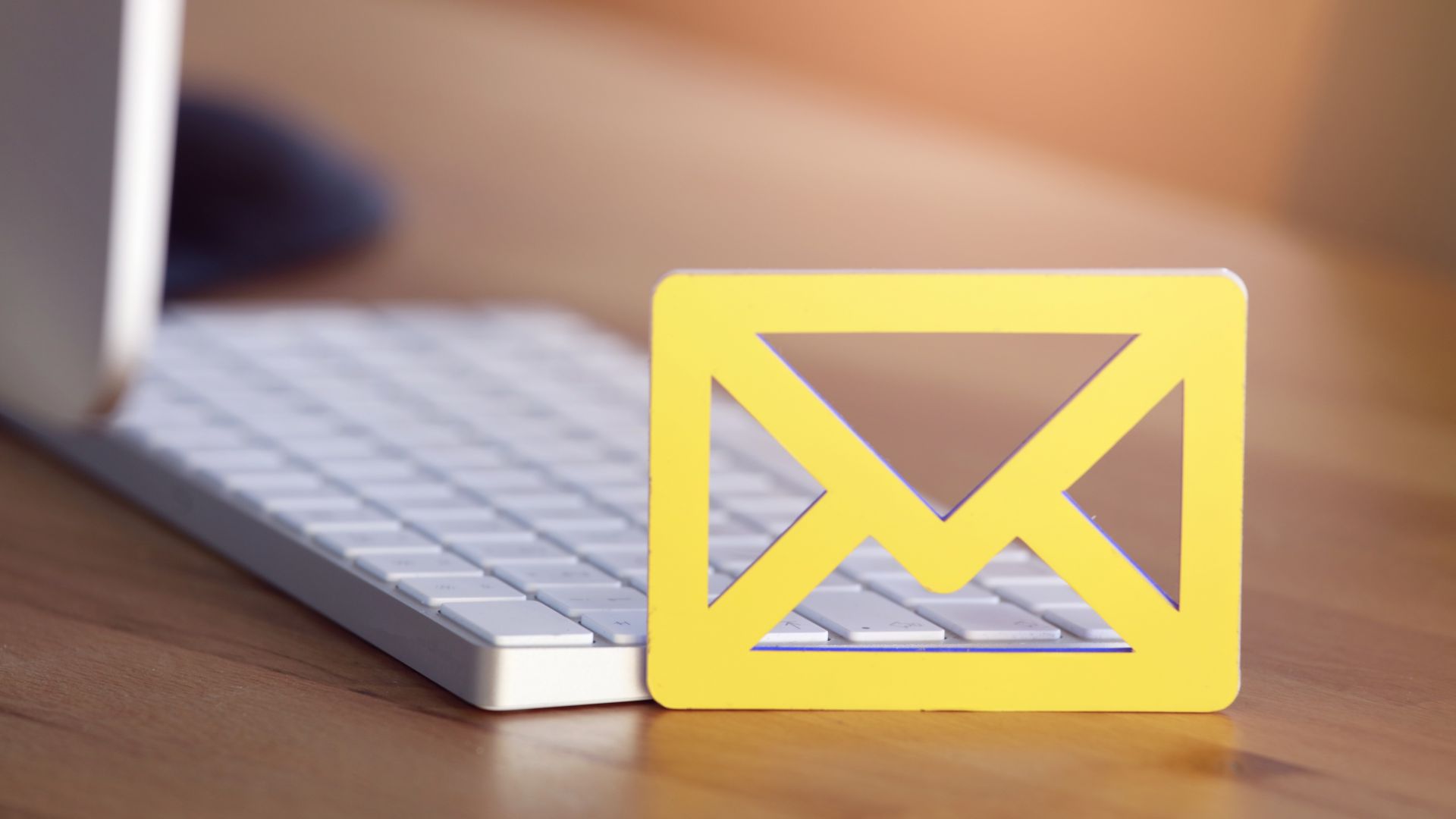 Разпращат фалшиви електронни съобщения от името и или с логото на