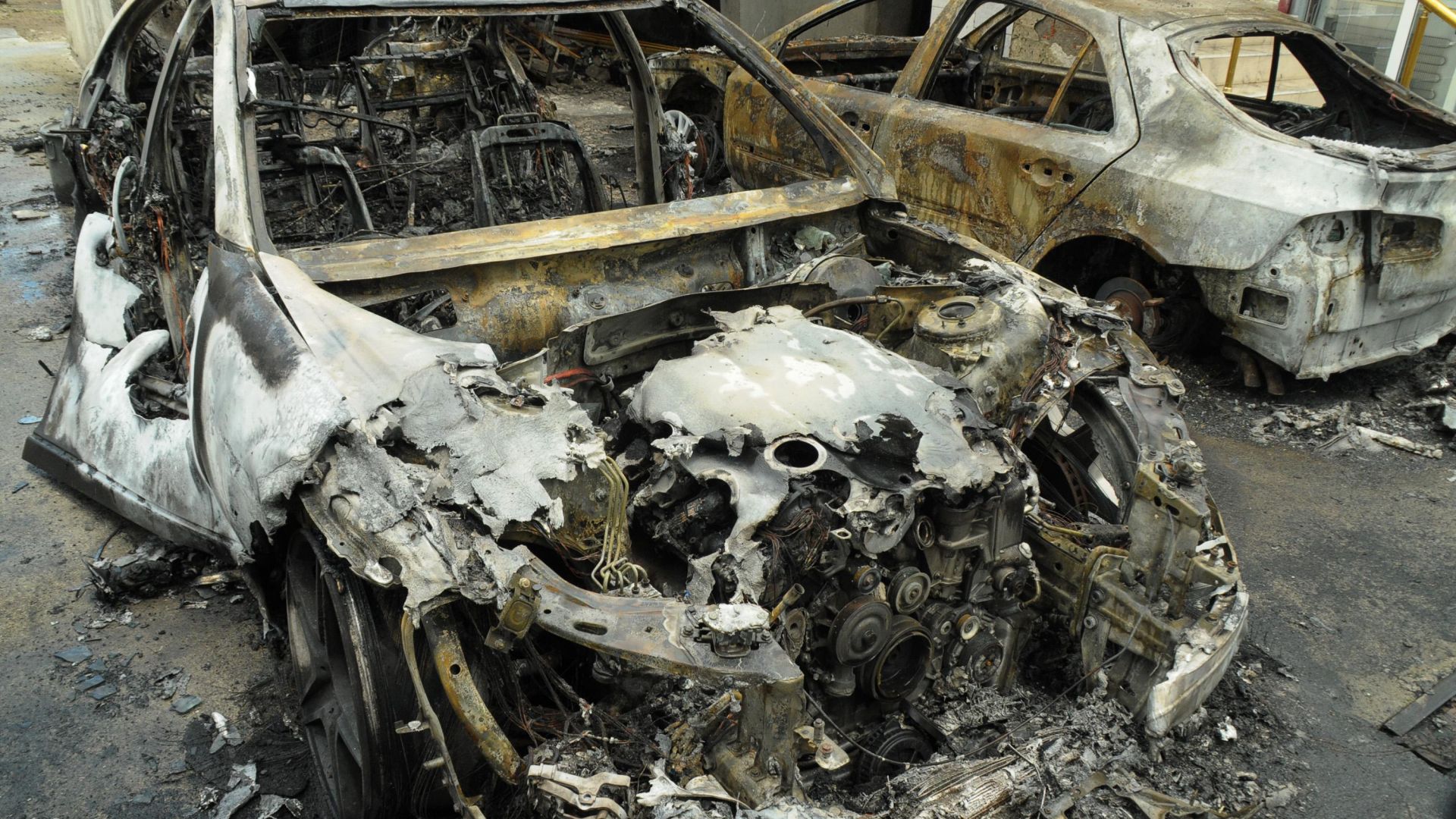 Два леки автомобила са опожарени тази нощ в град Камено.