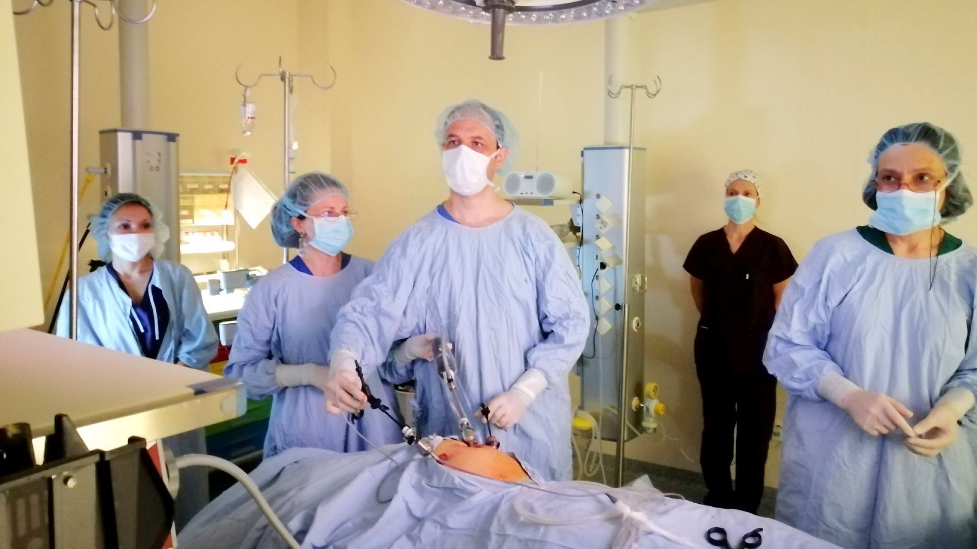 Към Отделението по обща коремна и лапароскопска хирургия на МБАЛ