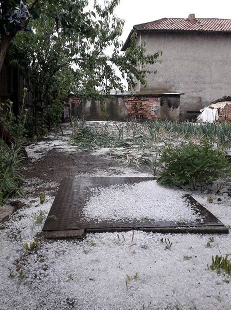 Силна градушка се изсипа над каолиновското село Тодор Икономово