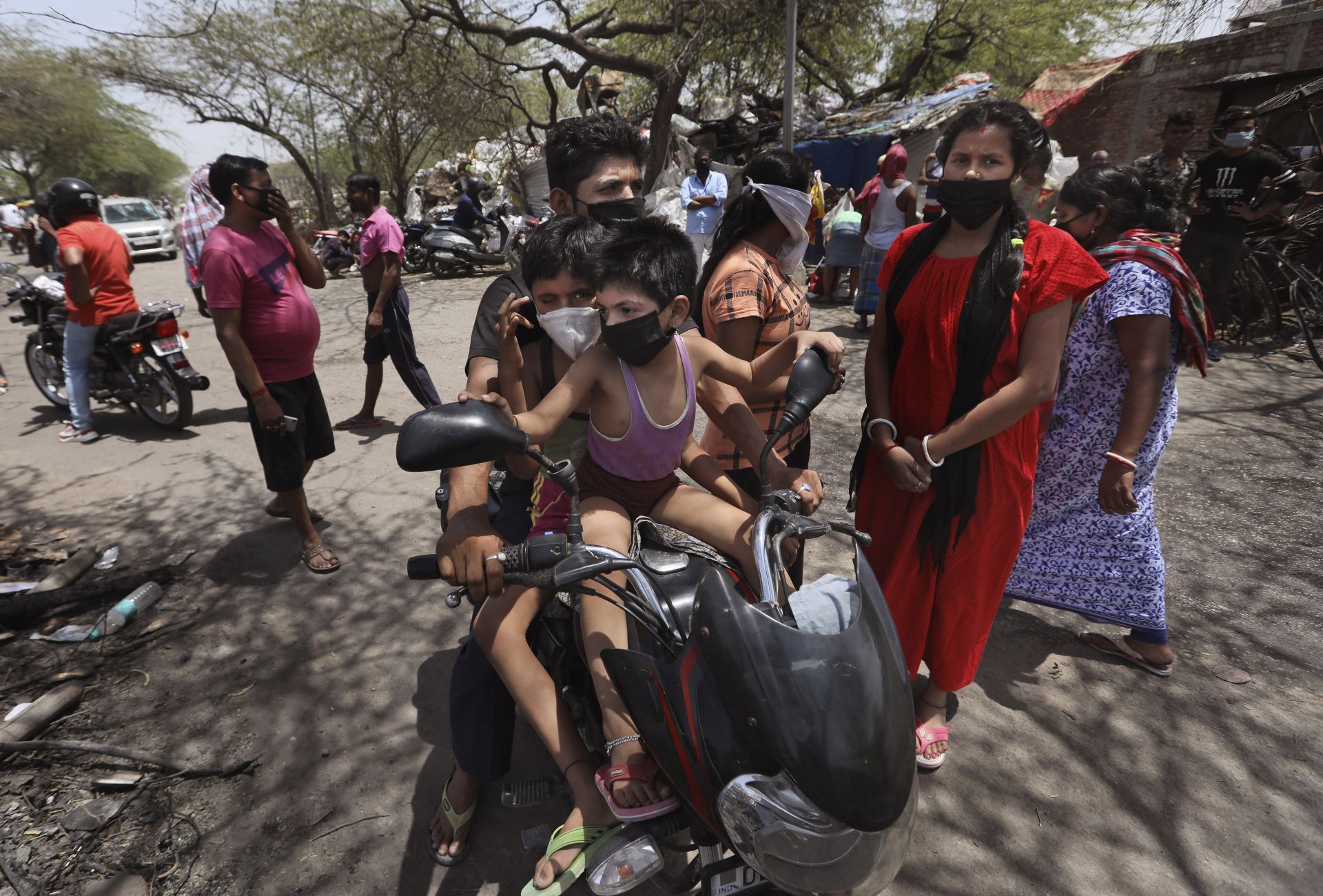 Горещата вълна дойде на фона на коронавирусната епидемия в Индия