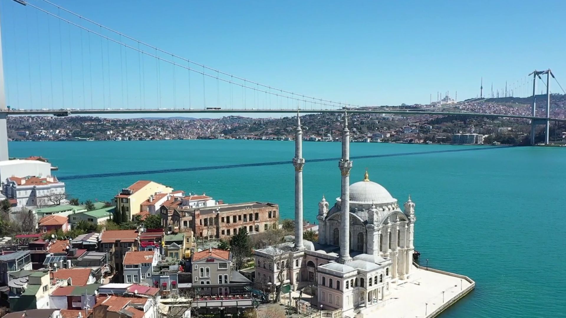 Водите на пролива Босфора придобиха тюркоазен цвят след буря със