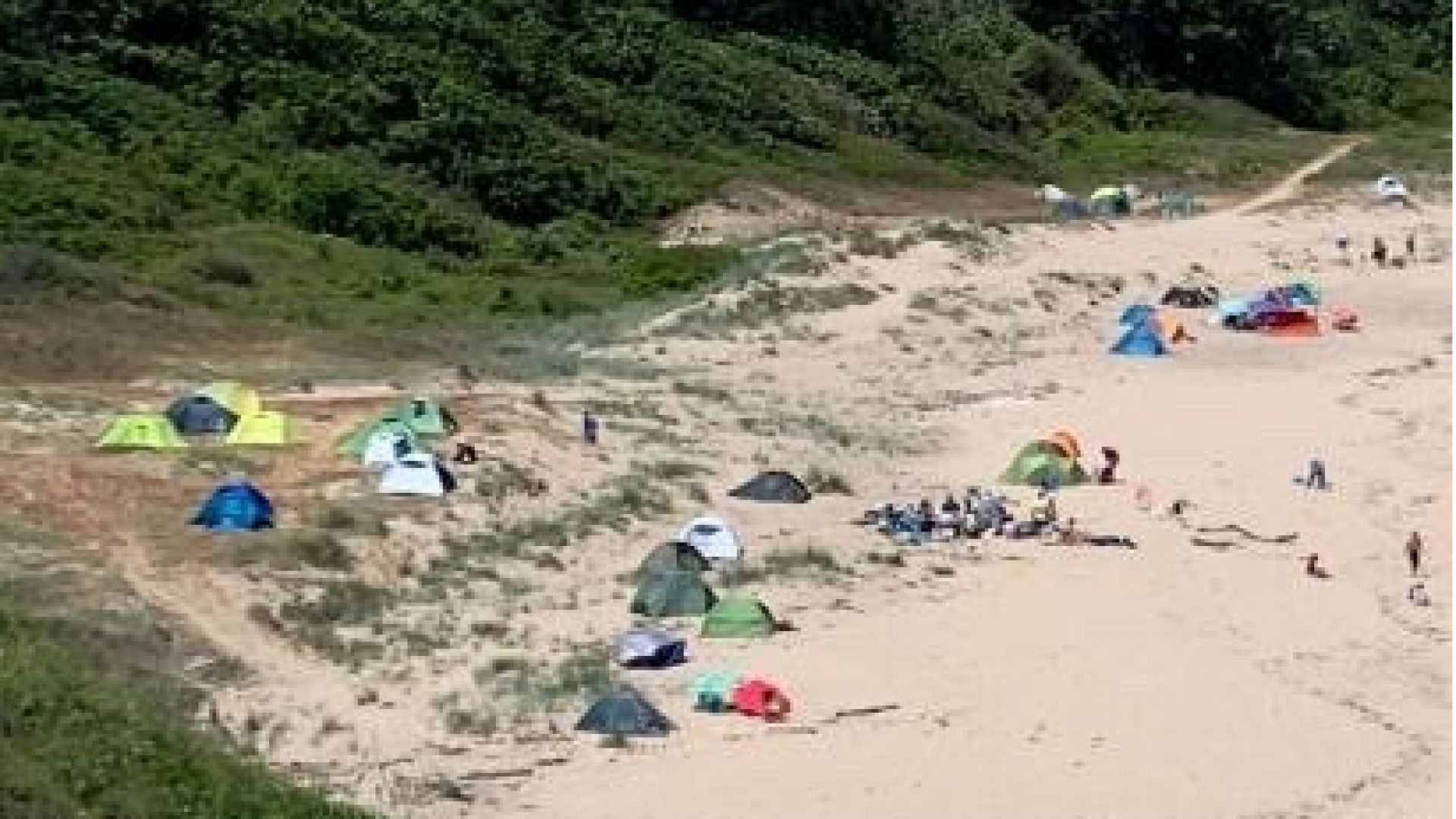 Туристи наредиха палатки върху дюните на плаж Липите край Синеморец